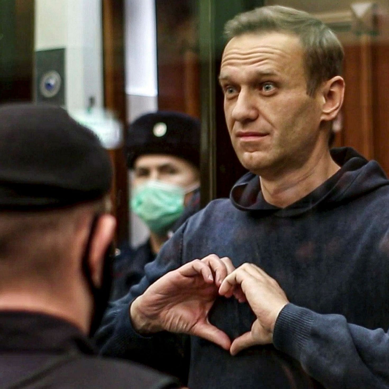 2021年2月,阿列克谢•纳瓦尔尼在莫斯科市法院(Moscow City Court)的一次听证会上,站在笼子里展示了一个心形符号